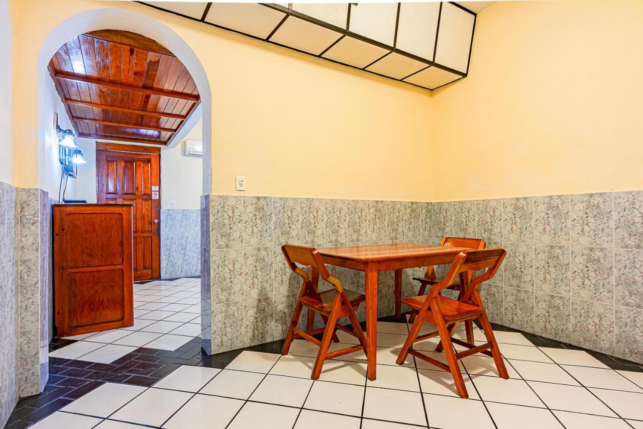 Privada Guadalupe Hotel Монтерей Екстериор снимка