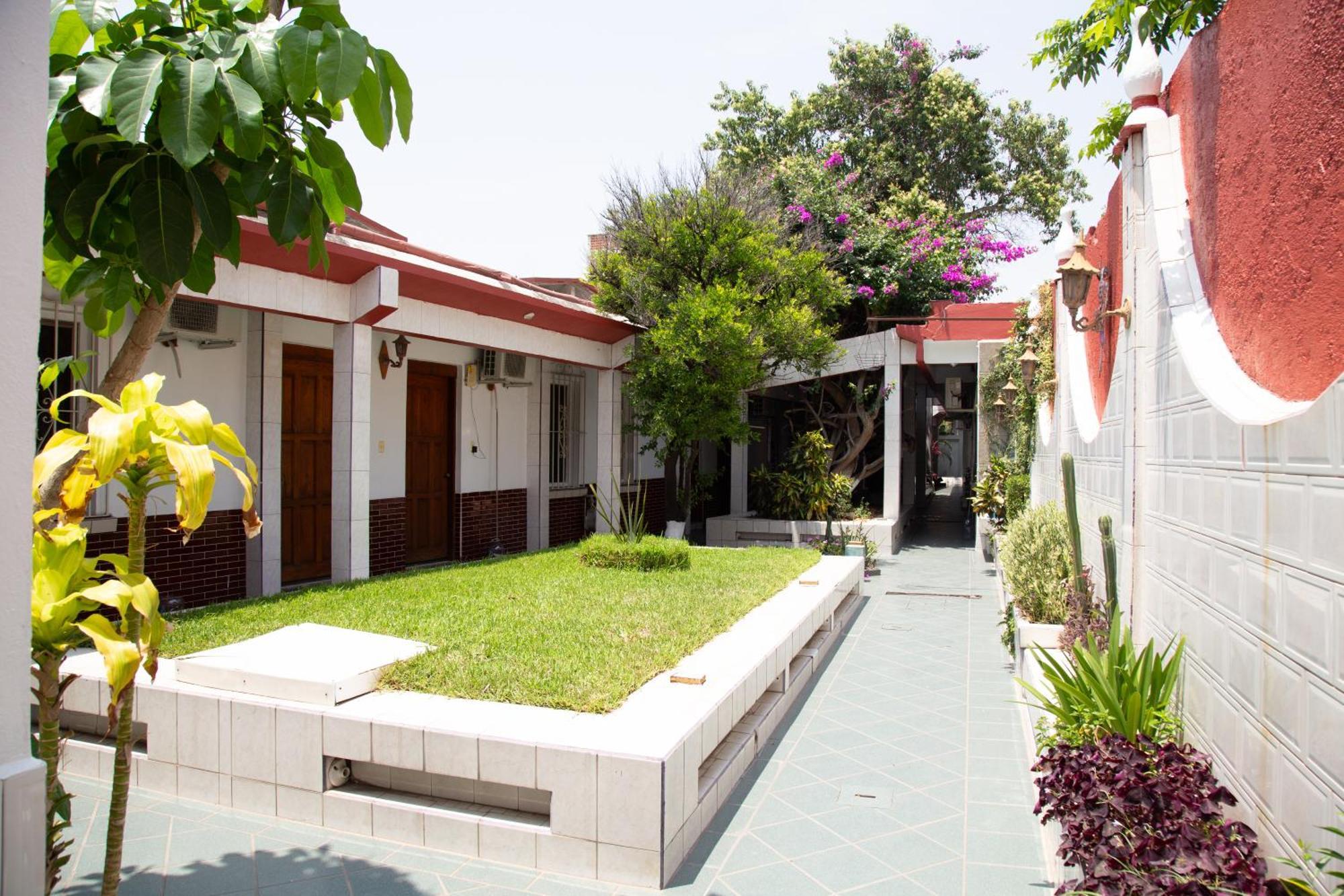Privada Guadalupe Hotel Монтерей Екстериор снимка